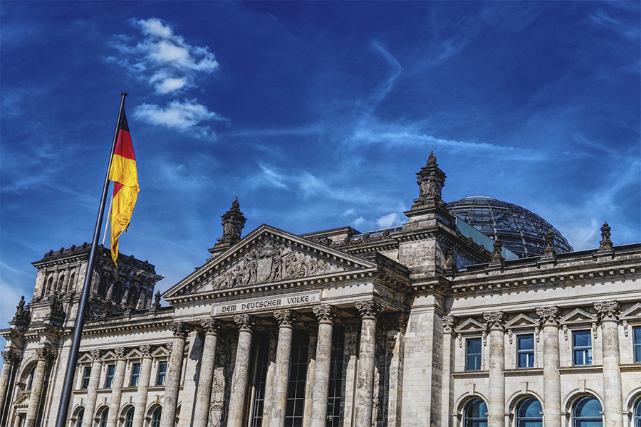 Rijksdagsgebouw met Duitse vlag en blauwe lucht