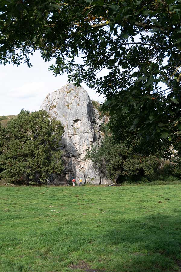 Twee klimmers staan onderaan een rots in het Eselsburger Tal
